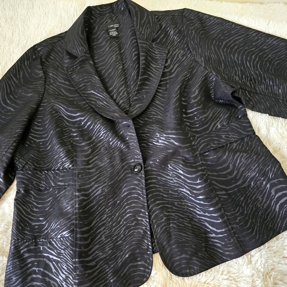 T Milano Black Zebra Skin 2 Piece Suit size 22W - Picture 15 of 16